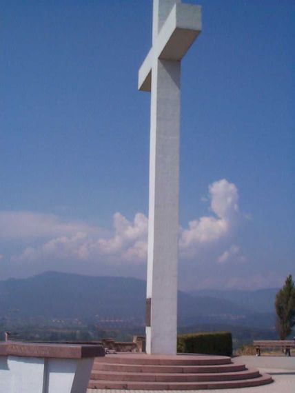 Korset som er rejst på højen ved byen til minde om franske soldater i både 1. og 2. verdenskrig
